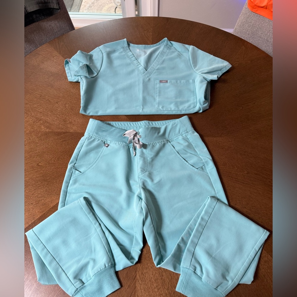 Figs XXS Catarina Scrub top & XS Zamora joggers